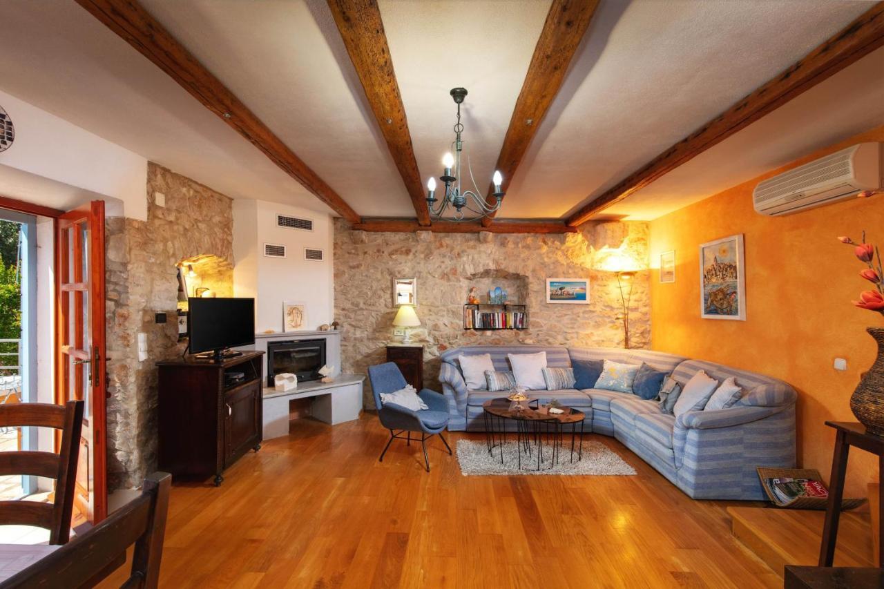 Villa Vicina Heritage Villa For 9,Milna - Close To Restaurants And Shops Exterior foto